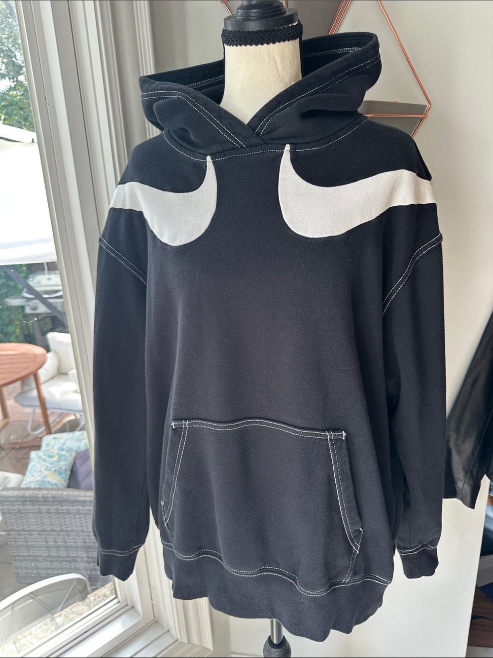 NIKE Black Hooded Hoodie Sweatshirt White Accent Double Swooshes Size Small